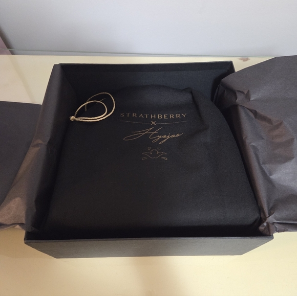 STRATHBERRY X HYOJOO NANO TOTE - VANILLA  LIMITED EDITION - Picture 3 of 12